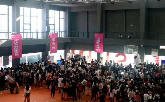 湘绣艺术学院迎新现场 湘绣艺术学院迎新现场