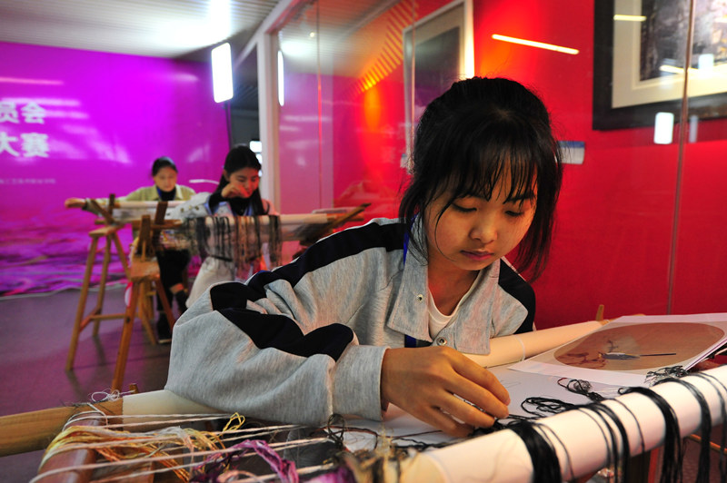 全国各绣种选手同台竞技比拼手工刺绣技艺。受访单位供图